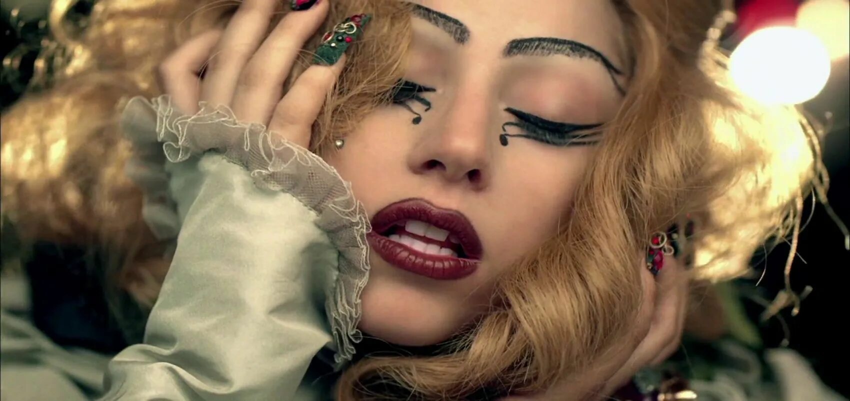 Lady gaga judas текст. Леди гага джудас. леди гага в клипе judas. леди гага египет. леди гага иуда.