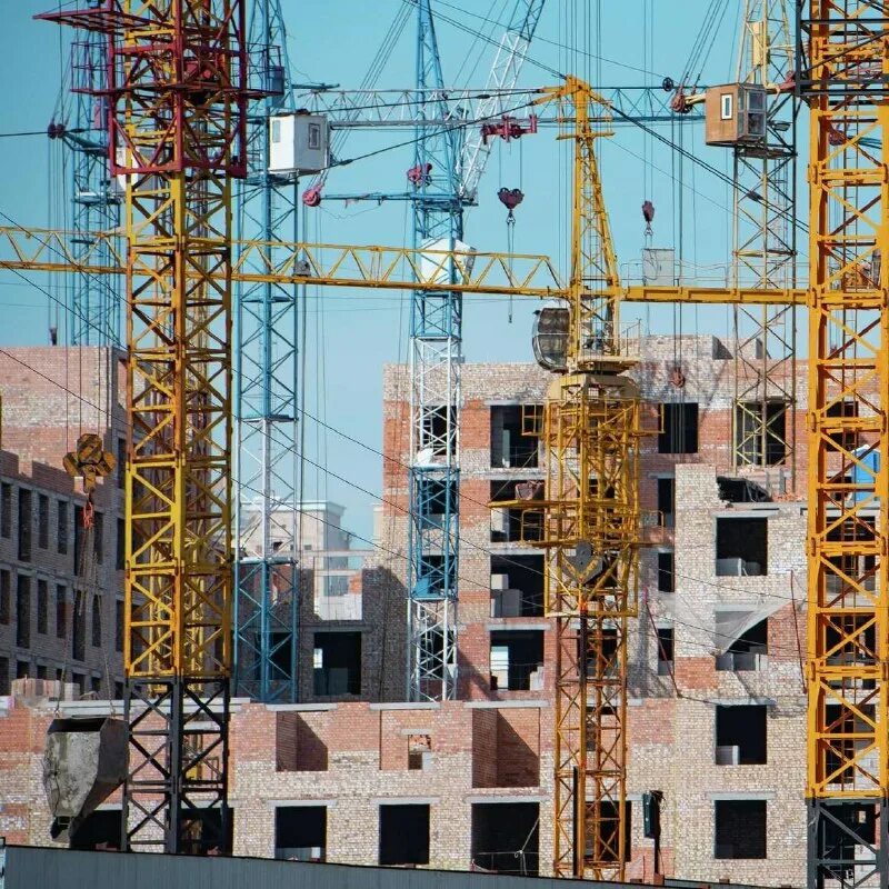 архитектор строитель. стройка высотки. инженер строитель на стройке. инженер на стройке. красивая стройка.