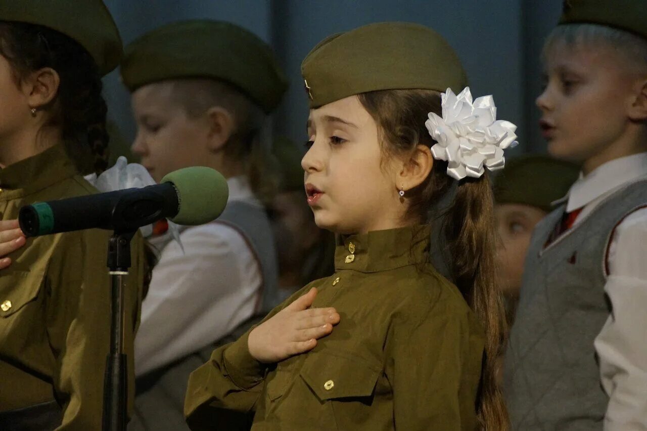 Военные песни старшая группа. Дети поют о войне. Дети поют день Победы. Девочка поет о войне. Военные конкурсы.