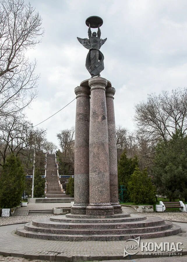 таганрог памятник 300-летию таганрога. таганрог люди. таганрог 2022. елка в парке горького таганрог. памятник маргелову в таганроге.