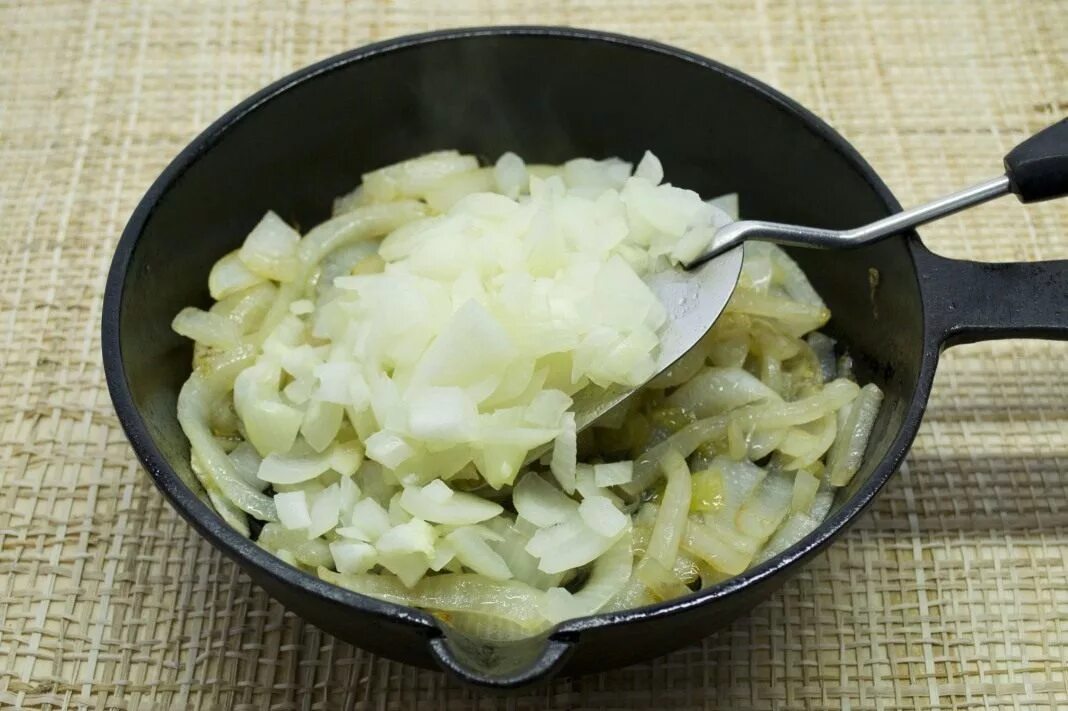 Мелко нашинкованный пассерованный лук. Мелко нарезанный лук пассеруют. Пассированный лук. Французский луковый суп технология приготовления. Пассеруем муку с луком.