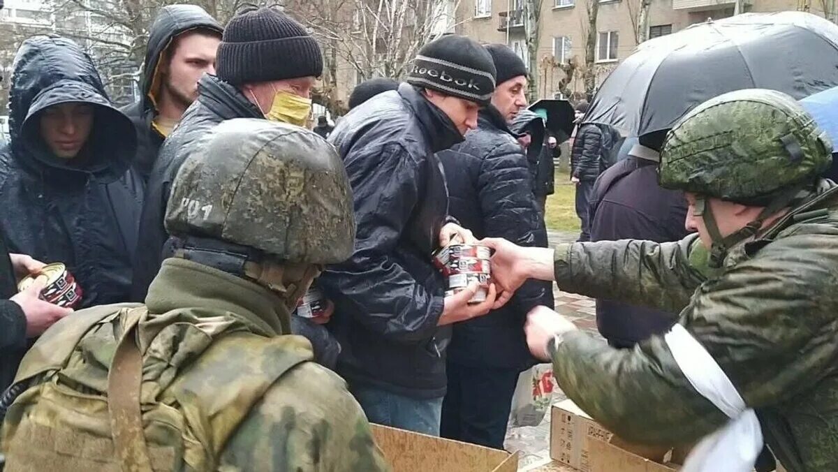 Гуманитарка для военных на Украине. Русские войска в Харькове. Российские солдаты помогают населению Украины. Жители харькова покидают город