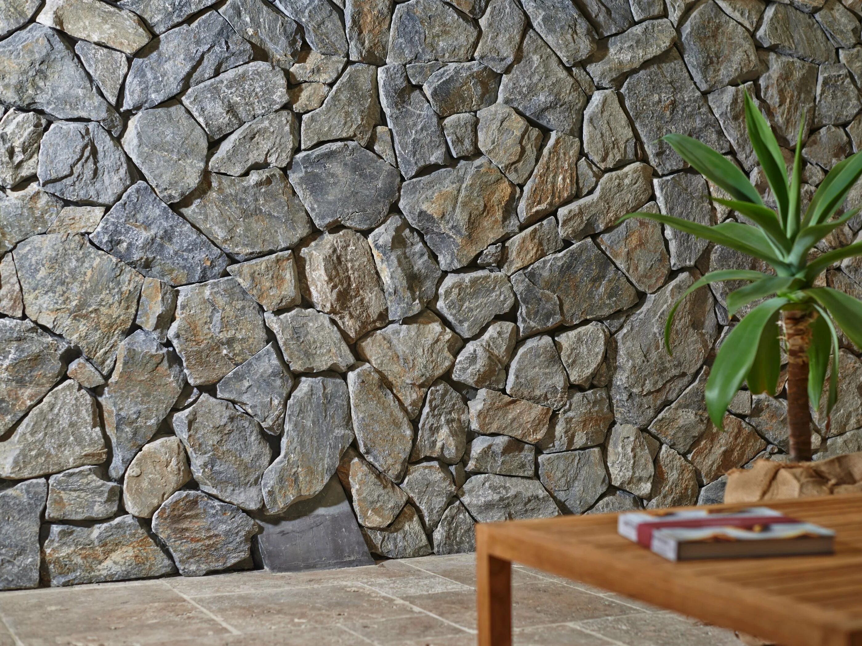 Каменная стена купить. Стена из природного камня. Натуральный камень на стену. Отделка стен натуральным камнем. Природный декоративный камень.