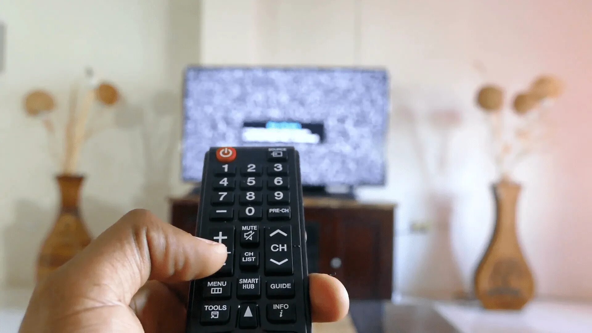 Vol tv. Девушка подключает телевизор. Volume + на телевизоре. Vol tv. Vol tv.