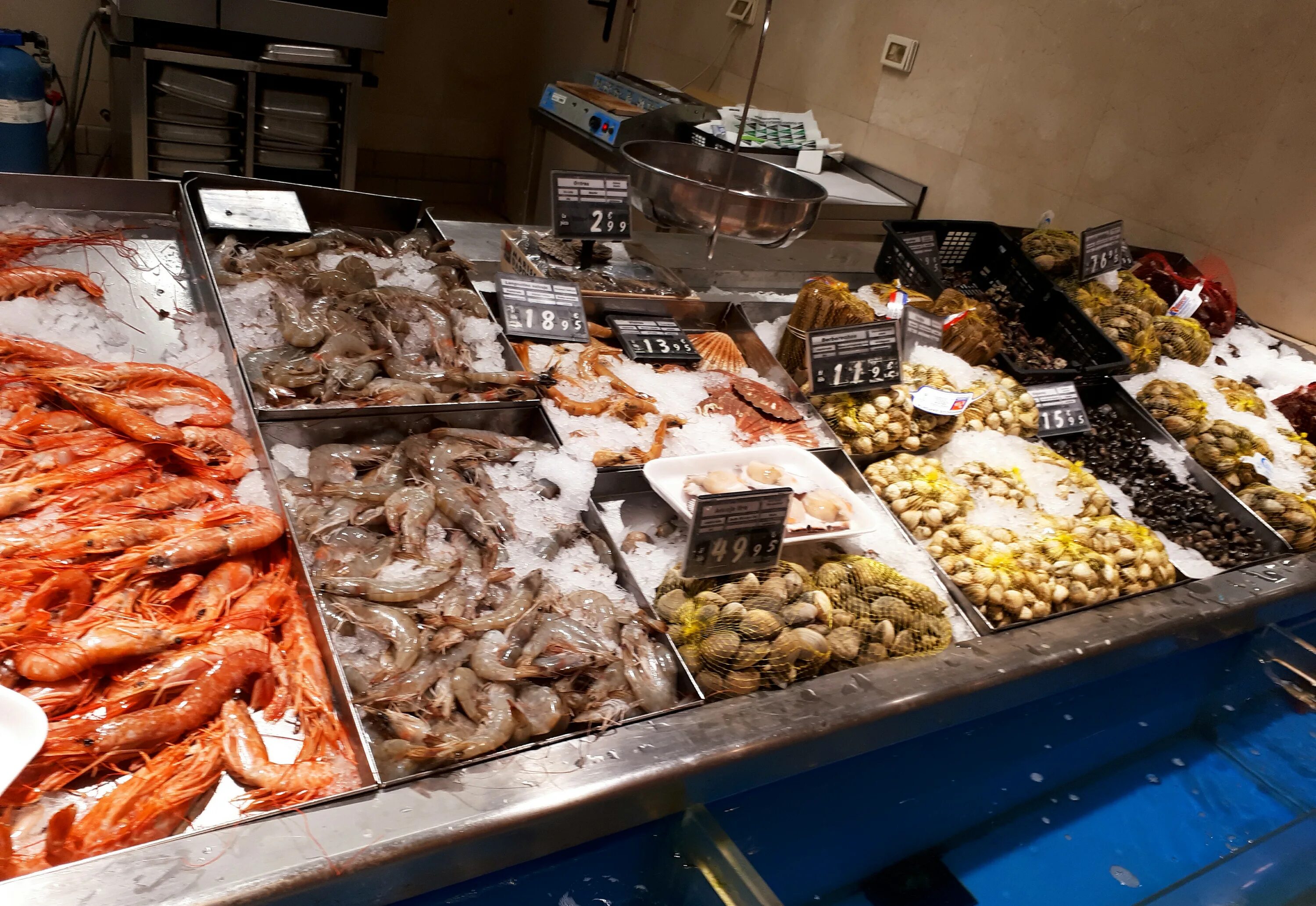 Рынок морепродуктов. Рыбный прилавок. Морепродукты магазин. Рыбный супермаркет. Морепродукты магазин.
