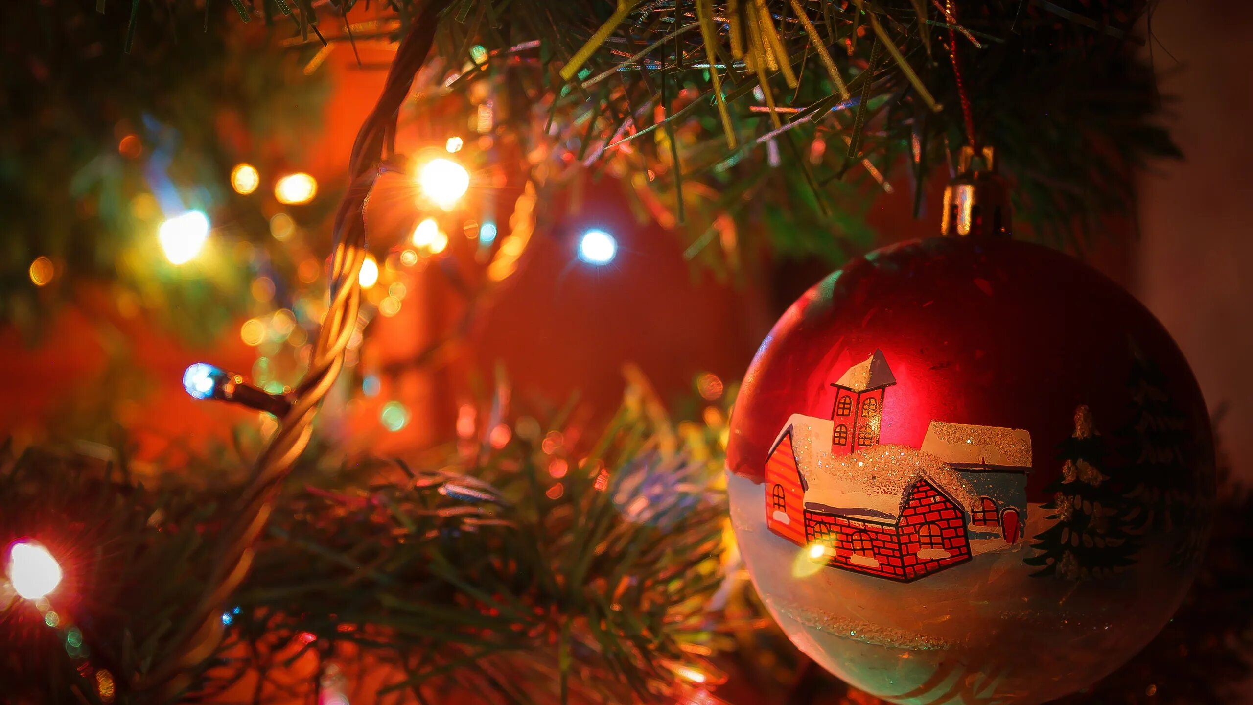 Новый год семья. Украшение елки красными шарами. Волшебный новый год елка. Рождественская елка. Празднуют новый год.