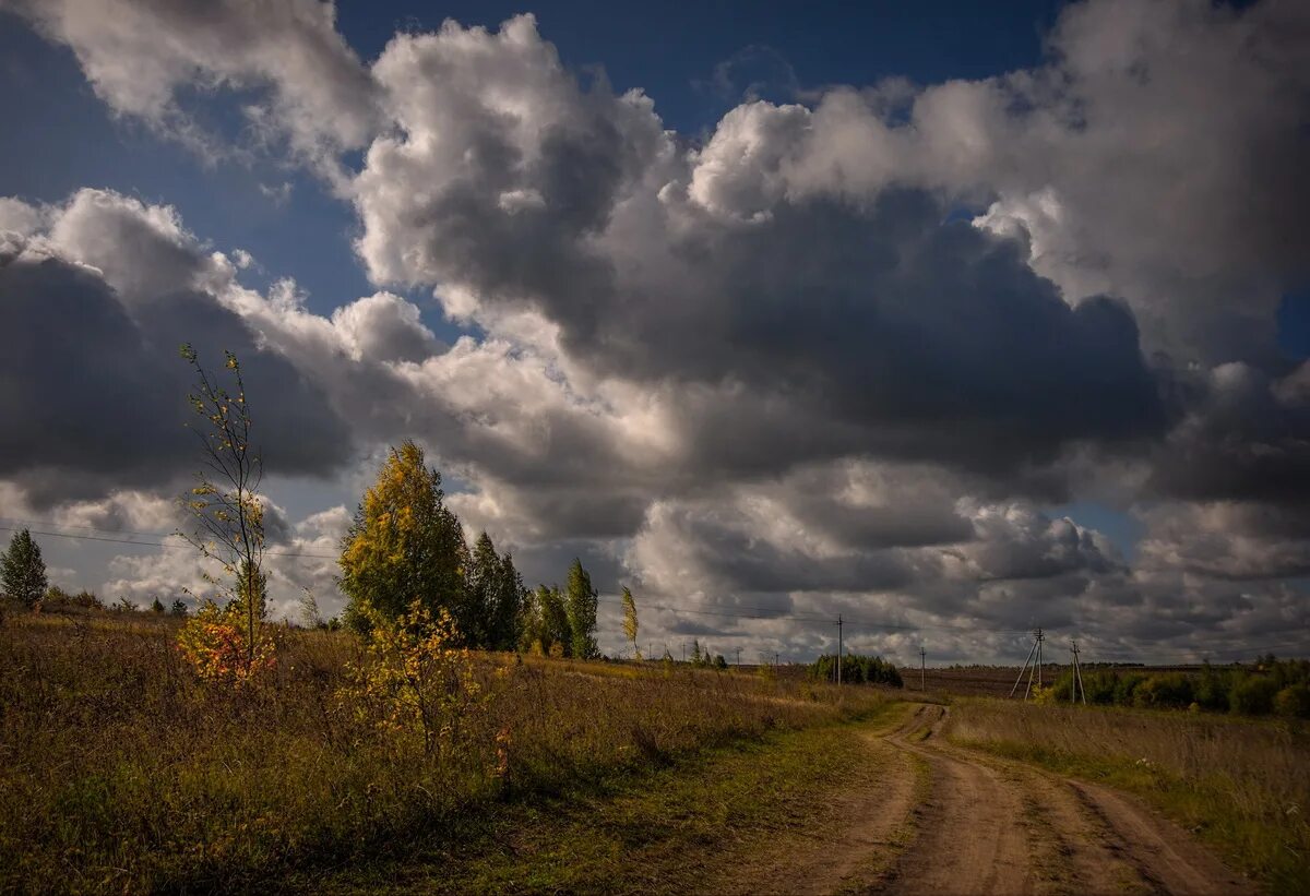 Низкими осенними тучами. Тучи осенью. Облака осенью. Облачная осень. Осень облачность.