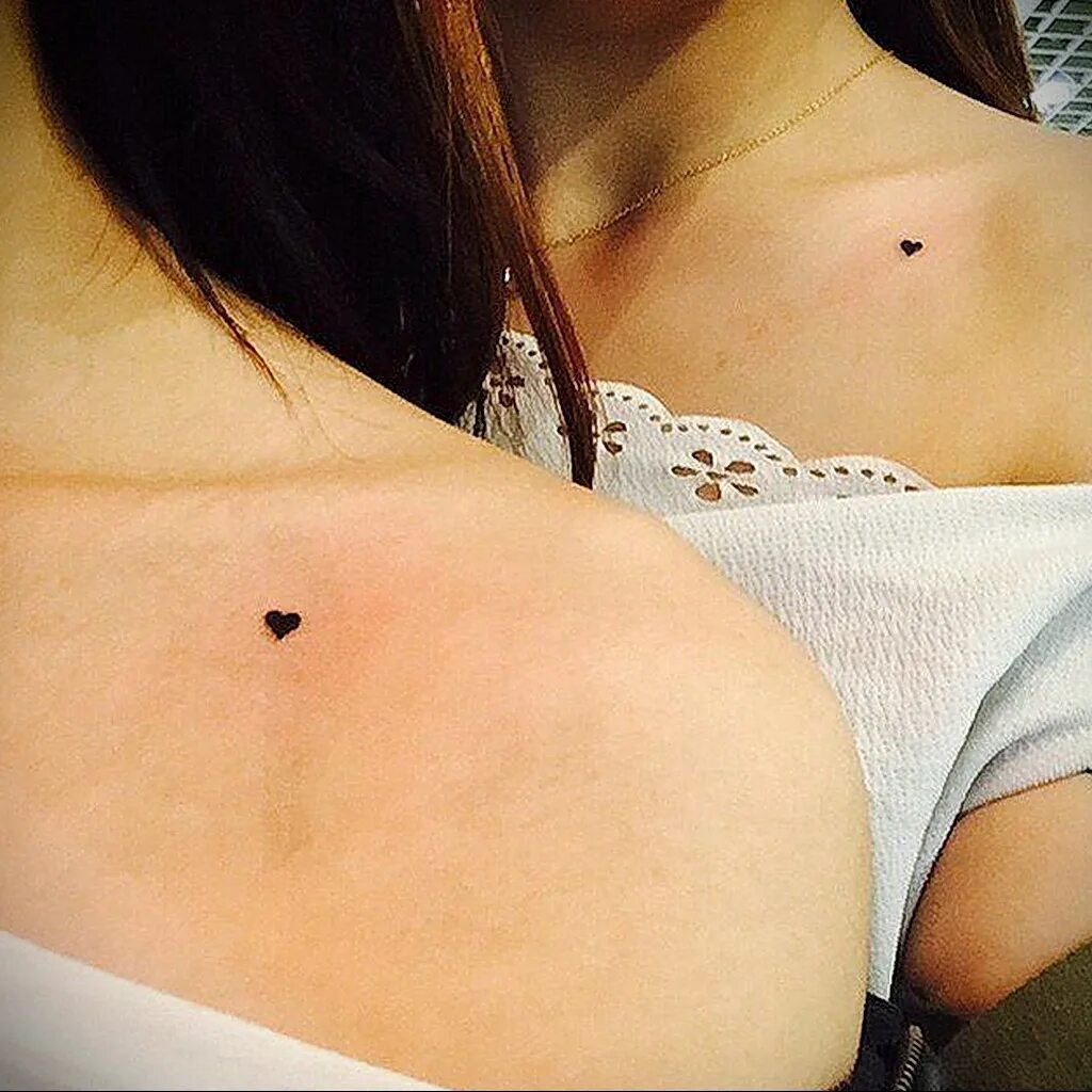 Татуировка родинки. Тату в родинке с волосами. Красивые родинки на шее. Татуировка родинки. Татуировка родинки.