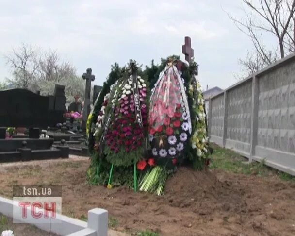 что случилось с мужем тины кароль. могила евгения огир. тина кароль муж похороны. тина кароль муж. тина кароль с дочкой.