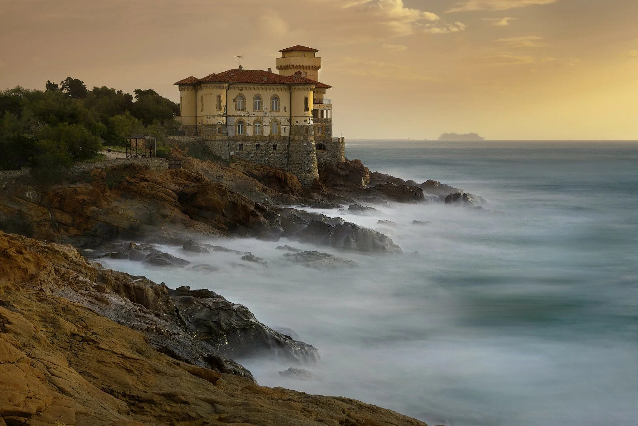 Столица находится на берегу моря. Замок у моря в Ливорно. Замок море скала Италия. Кастелло де Лаго. Крепость у моря.