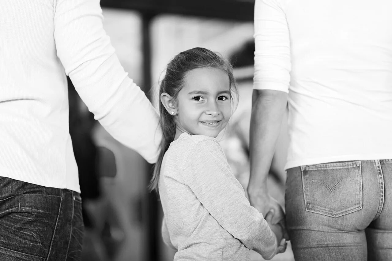 Отец и дочь ссорятся. Папа и дочка картинки. Дочь указывает отцу. Разговор отца с дочерью. Father daughter finger.