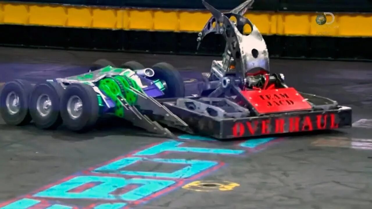 Битва роботов цирк. Бои роботов battlebots. битва роботов шоу дискавери. робот для битвы роботов.