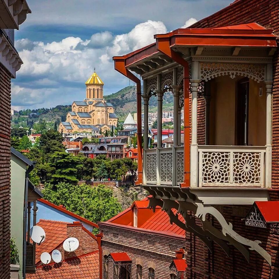 Тбилиси китай. Грузия Тбилиси. Tbilisi Грузия. Балкон старый город Тбилиси. Инстаграмный старый город Тбилиси.