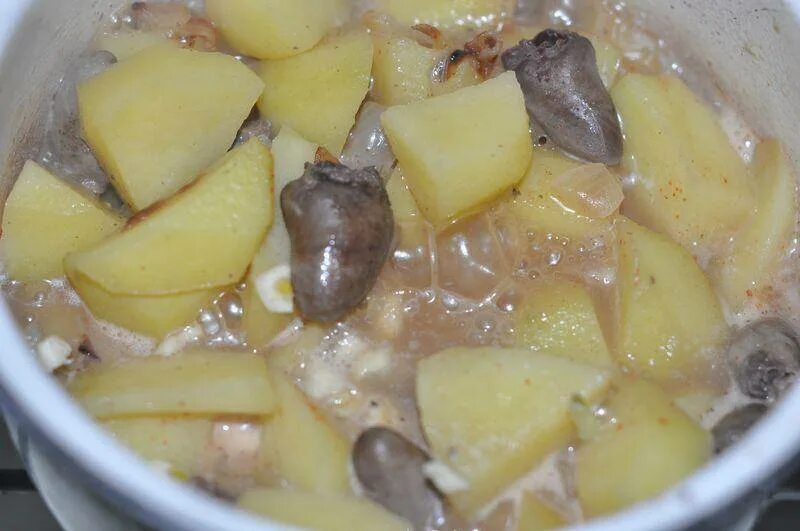 Куриные сердечки с картофелем. Куриные желудки с картошкой тушеные. тушеная картошка с сердечками. тушеная картошка с сердечками куриными. картофель тушеный с сердечками.