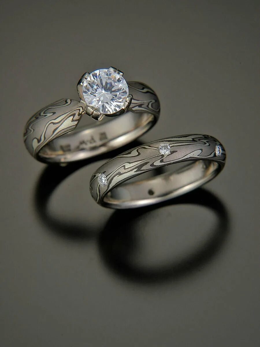 Можно ли серебряное обручальное кольцо. Обручальное кольцо с бриллиантом. Обручальные кольца серебро. Необычные кольца. Необычные обручальные кольца.