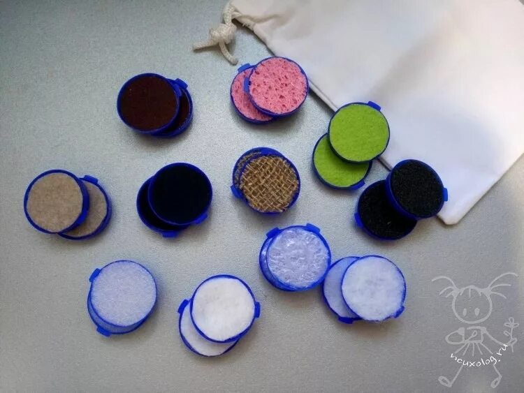 Сенсорные крышки. Тактильные крышки для детей. Тактильные крышки. Тактильные мешочки для малышей. Развивающие игры с крупой.