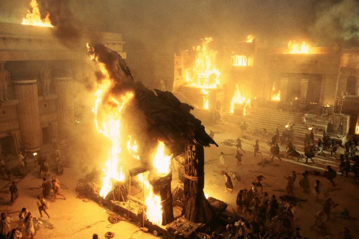 Троя горит. Троя 2004 троянский конь. троянская война падение трои. осада трои фильм. троянский конь падение трои.