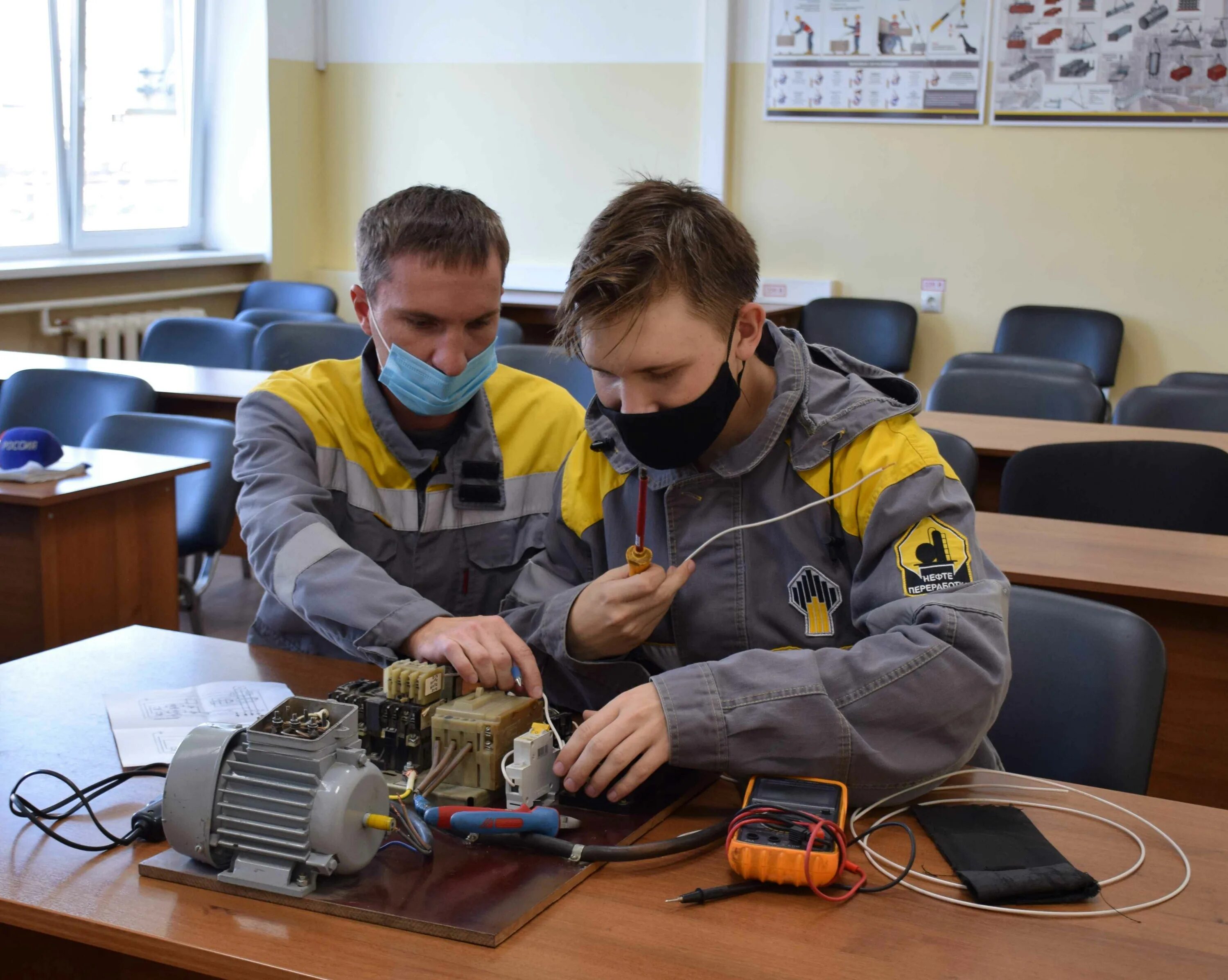 Практикант на предприятии. Производственная практика для студентов. практика на заводе для студентов. студенты на практике на предприятии. студенты на заводе.
