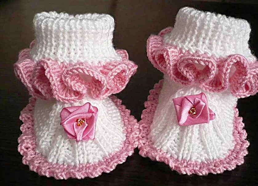 связанные пинетки спицами для новорожденного. связанные пинетки спицами для новорожденного. пинетки для новорожденных. пинетки для девочки новорожденной. вязаные пинетки для новорожденных спицами.