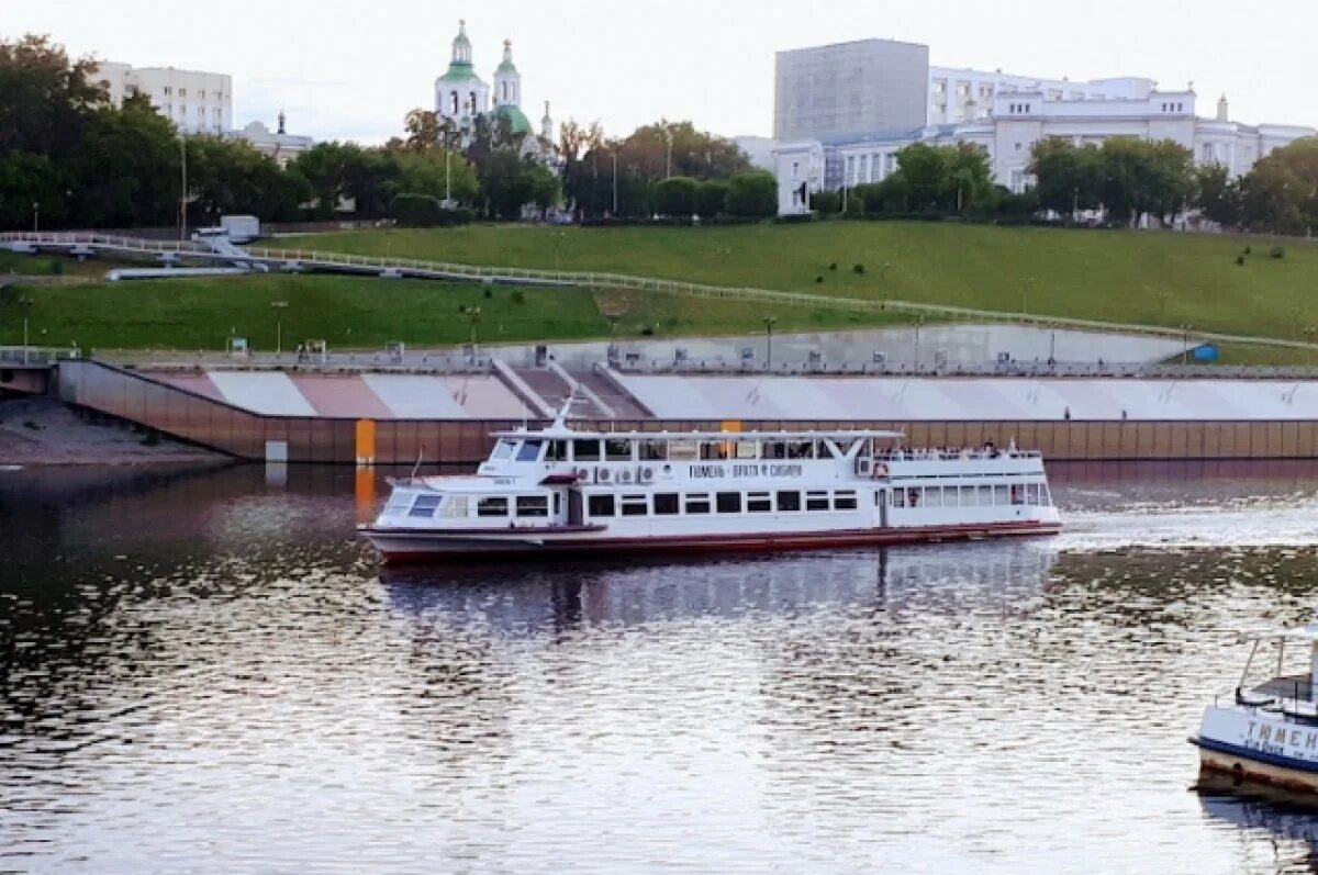 Вода в реке тура тюмень сегодня. Набережная Тюмень корабль. Теплоходы. Речные прогулки Тюмень. Речная прогулка.