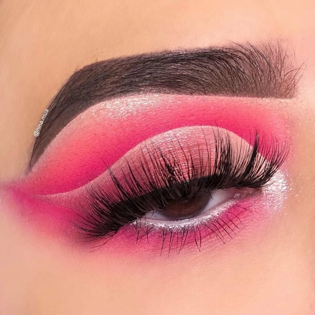 Макияж в розовом цвете. Cut crease яркий макияж. макияж с розовыми тенями. черно розовый макияж. яркий розовый макияж.