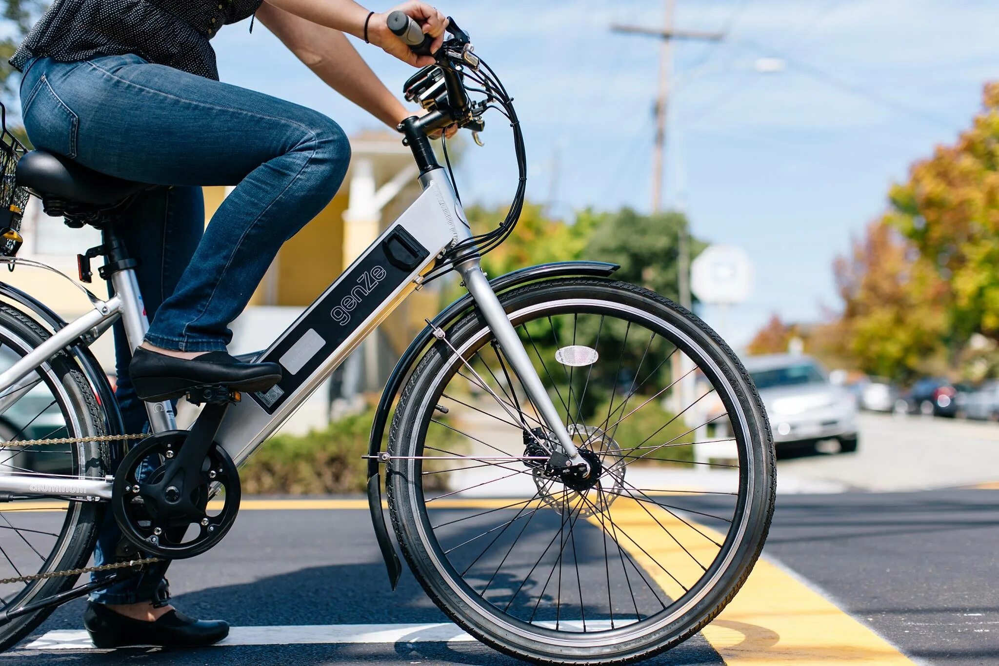 F bike. Электрический велосипед. Электровелосипед езда. Электровелосипед с человеком. Электровелосипед на улице.