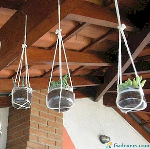 Качели в квартиру для ребенка. Гамак в комнате. Подвесные качели к потолку. Как подвесить дом. Подвесные полки на канатах.