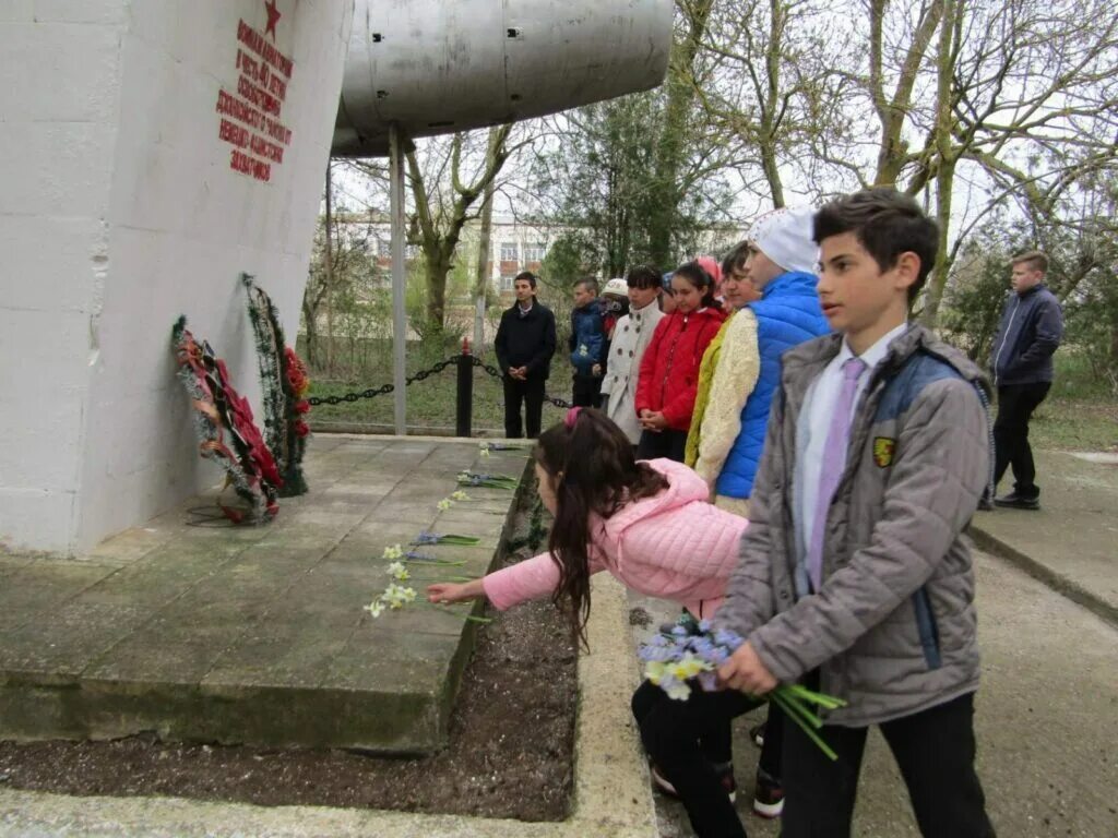 Крым джанкойский район погода село. Джанкойский район село яркое памятник Ленина. Памятник победное Джанкойский район. Комсомольское Джанкойский район. Субботник Джанкойский район.