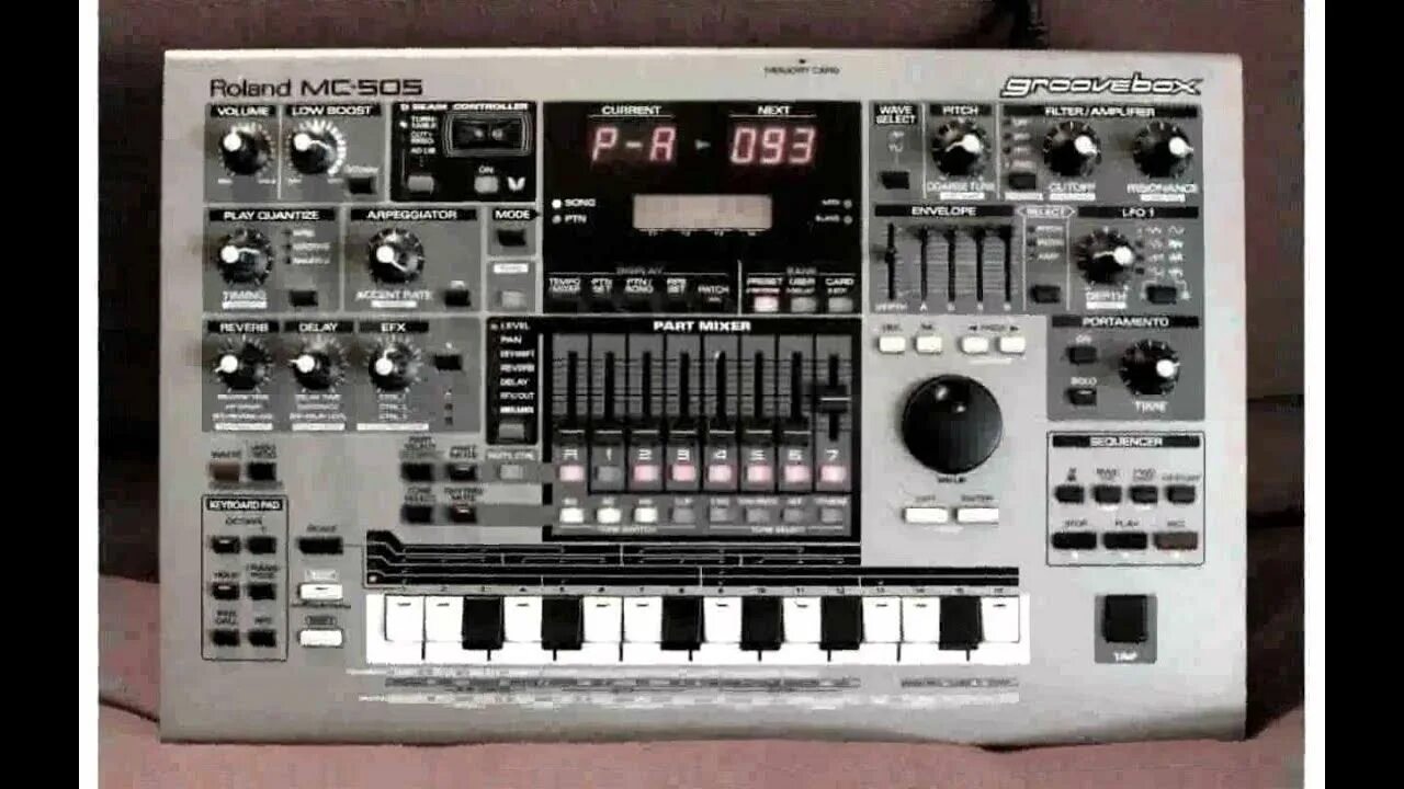 Roland сэмплер. Секвенсор roland. roland mc-707 на стойке. синтезатор с драм машиной. easyheat 505.