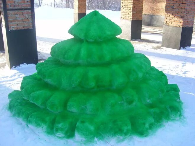 Фигуры из снега елка. Елка из снега в детском саду. Фигуры из снега елочка. Елка из снега. Елка из снега.