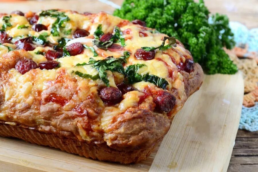 Пицца пирог. Многослойная пицца пирог. пирог с охотничьими колбасками. красивый пирог пицца.
