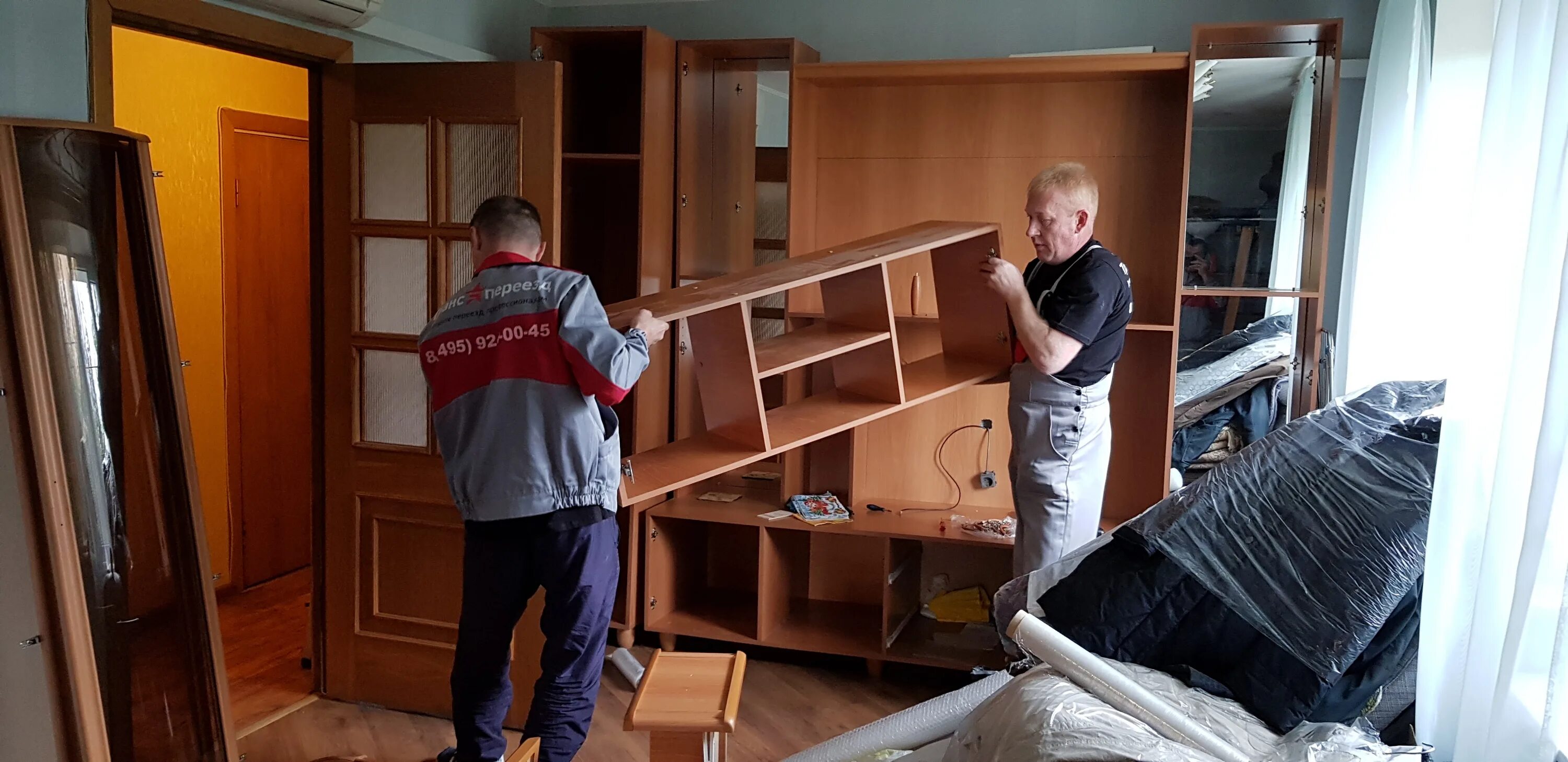 Переезд. Разобрать и упаковать мебель для переезда услуга. Коробки с вещами. Переезд разбор. Перевозка мебели.