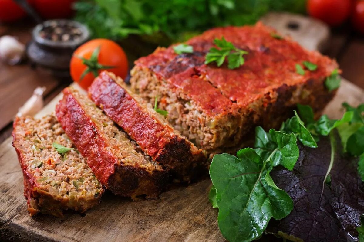 Мясной рулет Митлоф. Митлоф (мясная Буханка). Баварский мясной хлеб. Meat Loaf хлеб. Мясо с хлебом можно