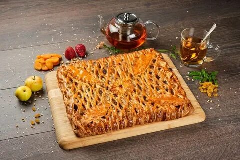Сладкий пирог из слоеного теста