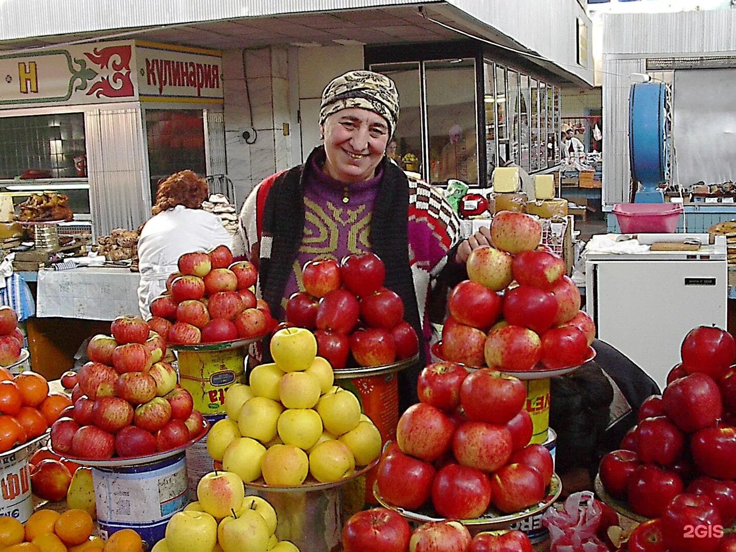 Яблоки купить рынок. Яблоки на рынке. Бабушка продает яблоки. Торговец на рынке яблоками. Продавец на рынке.