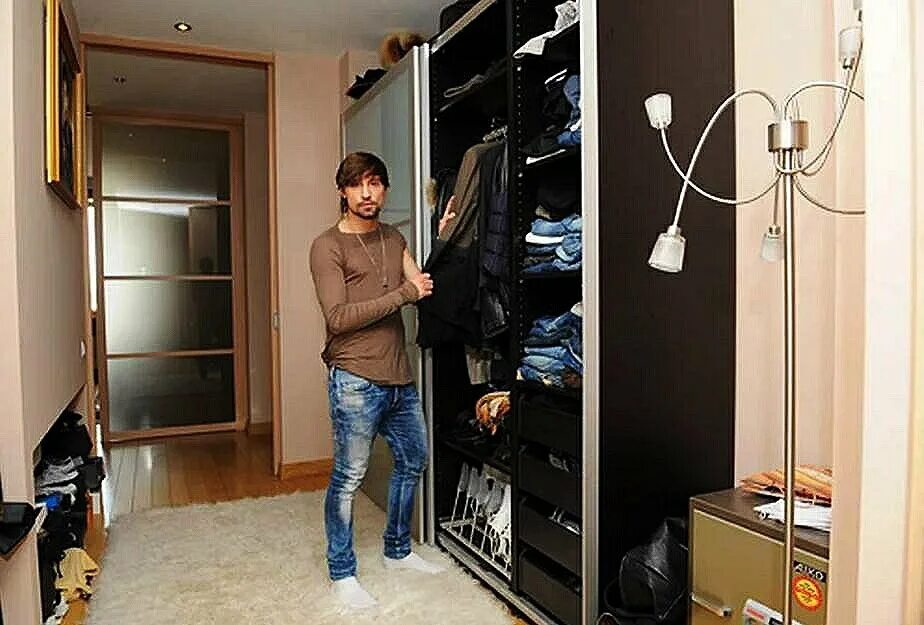 Гардероб для актеров. Мужская гардеробная. Модные гардеробные. David beckham sport style. Гардероб киркорова.