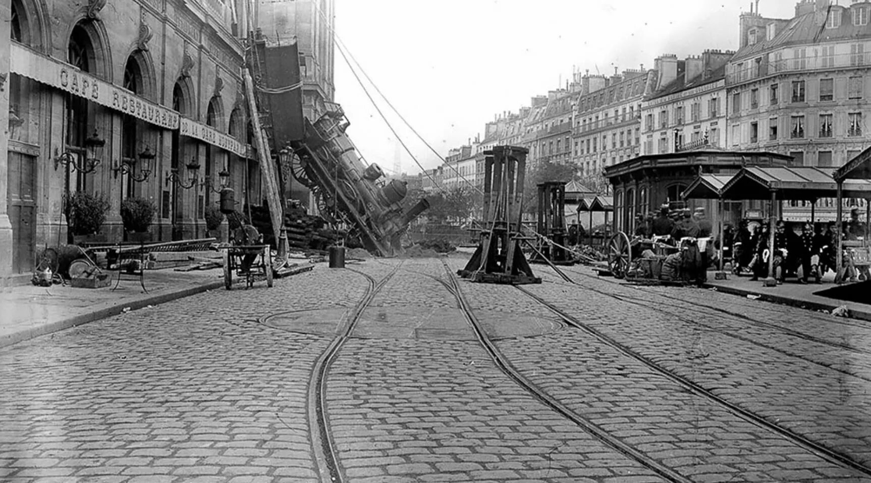 Крушение париж. Вокзал Монпарнас 1895. Крушение Монпарнас 1895. Крушение поезда на вокзале Монпарнас. Крушение поезда в Монпарнасе 1895.