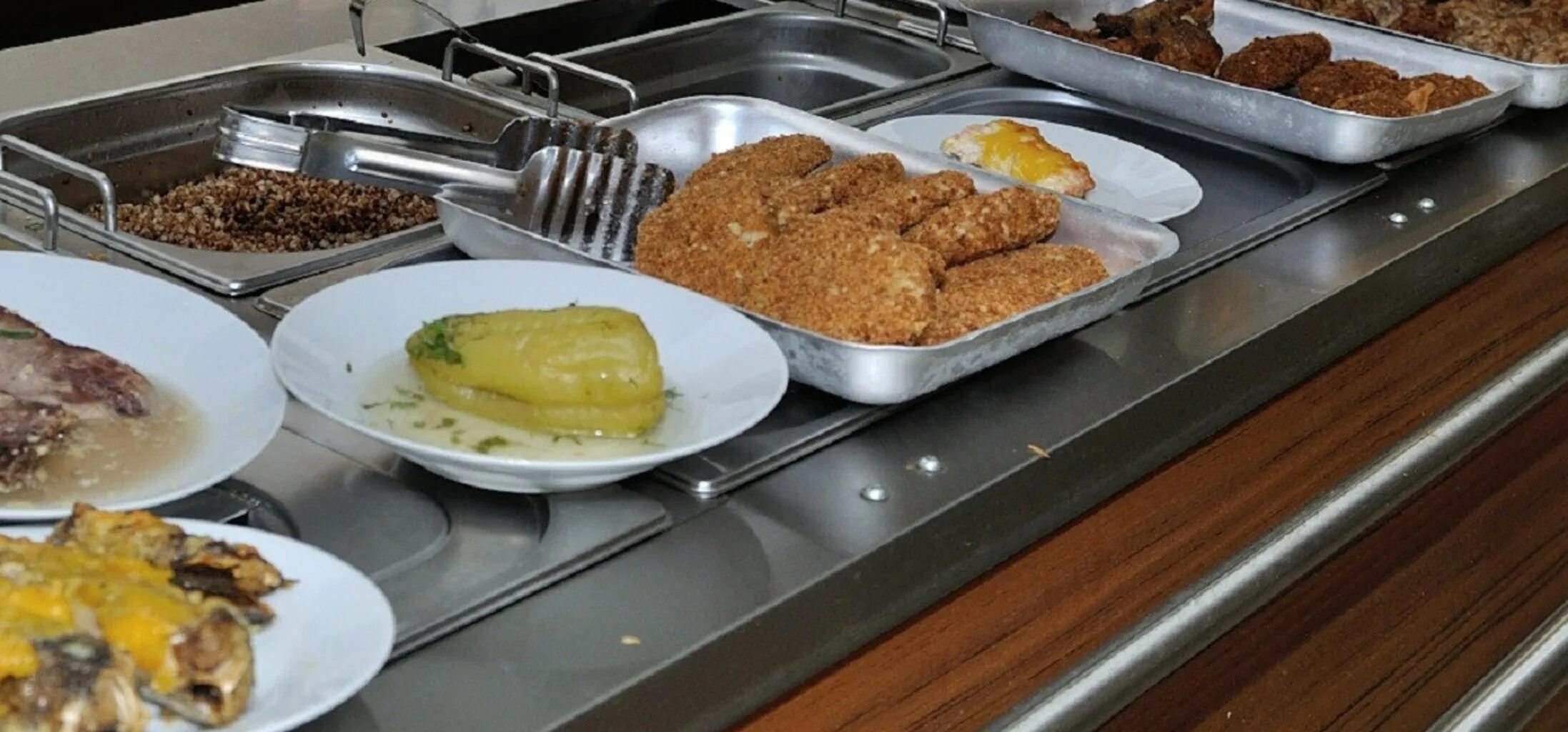 Блюда для школьного питания. Еда в школьной столовой. Школьная столовая. Обед в школьной столовой. Школьная столовая еда.