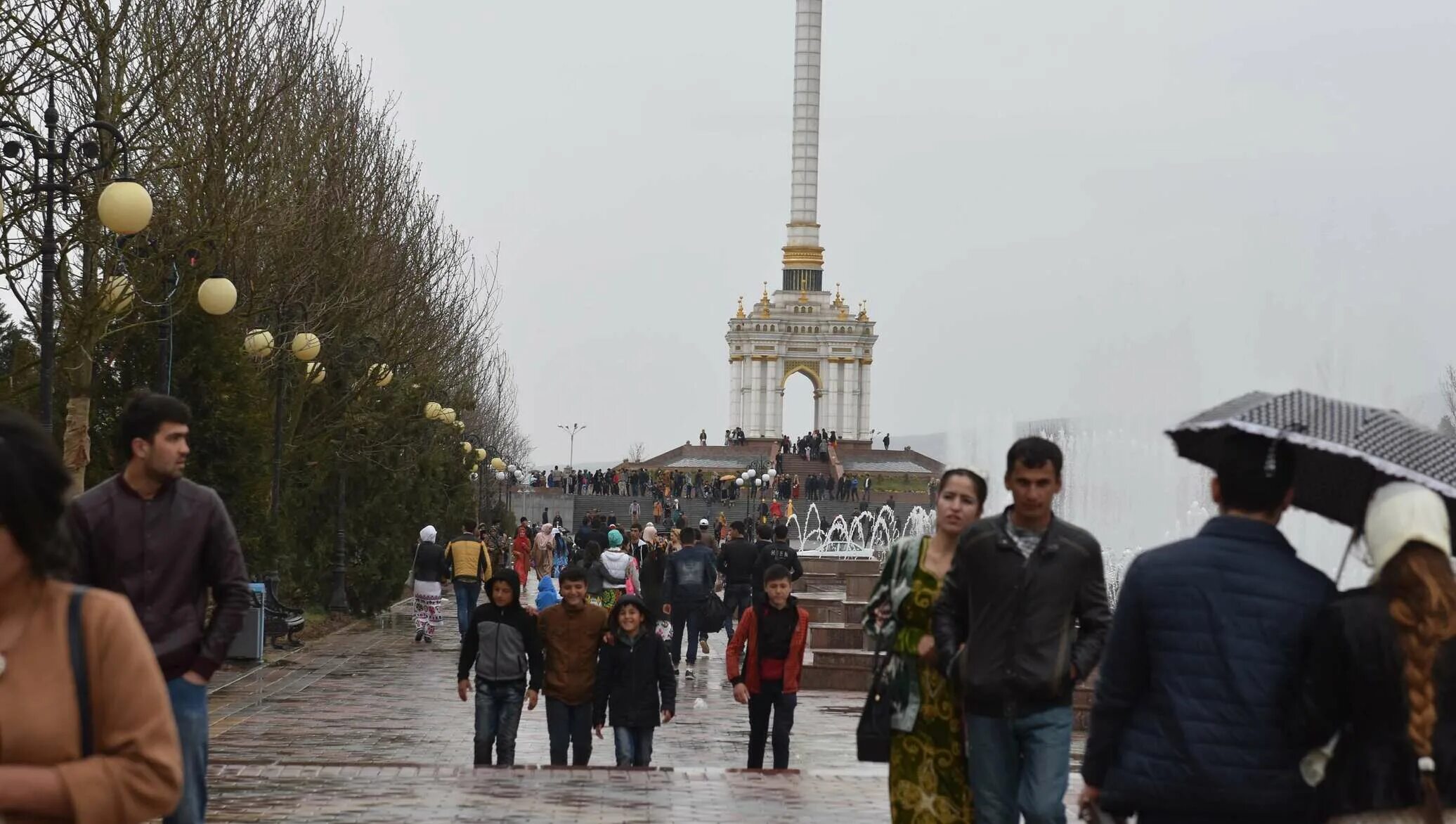 Прогноз таджикистан сегодня. Пагода Таджикистана Душанбе. Пагода Душанбе Таджикистан на 10. Туристы в Таджикистане. Пагода Таджикистана город.