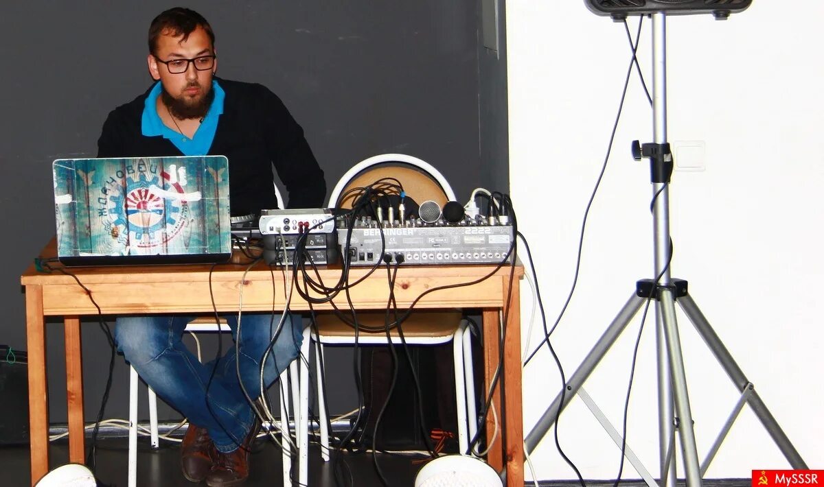 диджей ссср. граммофон для виниловых пластинок. студии звукозаписи 80х в ссср. рейв вечеринка 90е. советская студия звукозаписи.