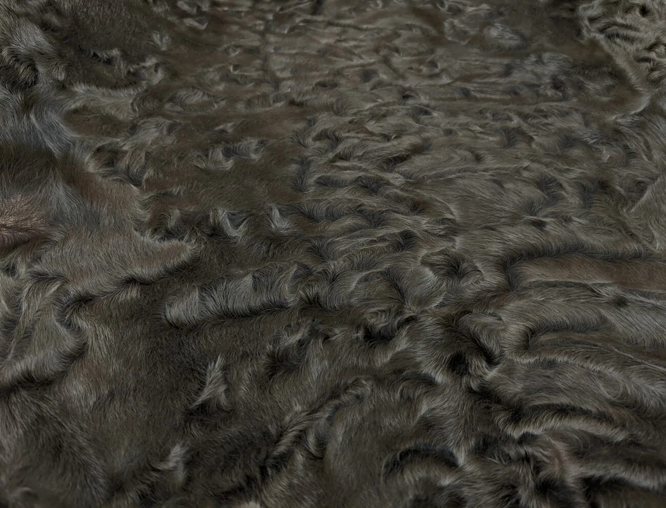 Каракуль в интерьере. Каракулевая шапка пирожок, москвичка. Искусственный мех мерлушка. Каракулевые папахи антика. Каракулевая шапка женская.