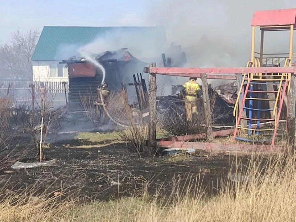 Обстановка в кургане сейчас. Дом горит. Пожар надворных построек. Сгоревший дом. Пожары в Курганской обл.