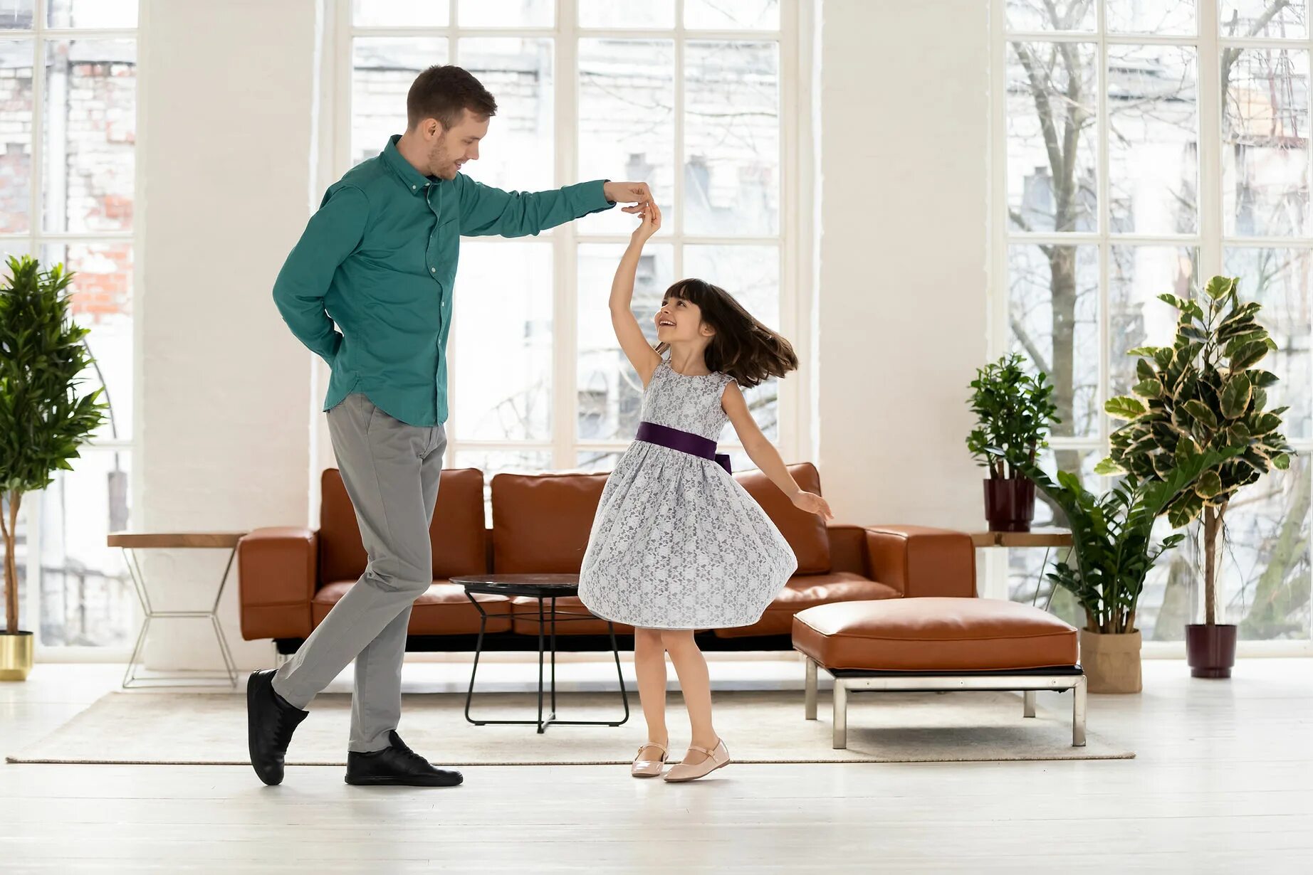 Dad young daughter. Девочка танцует с папой. Отец и дочь танцуют. Отец танцует с дочкой. Папа танцует с маленькой дочкой.