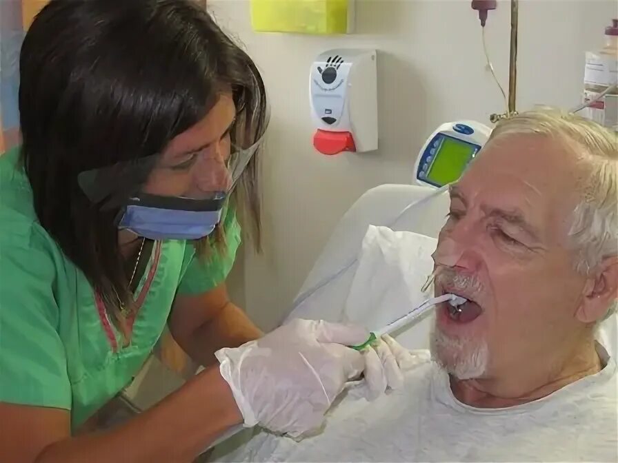 Чистка зубов мужчина у стоматолога. Чистить зубы пациента. Как правильно чистить зубы. Чистить зубы пациента. Уход за ротовой полостью тяжелобольного.