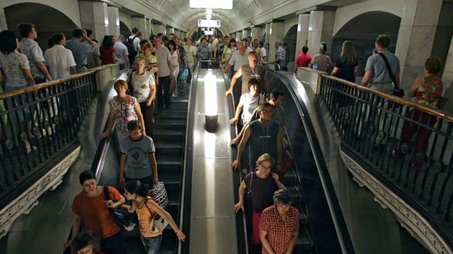 Сколько пассажиров в метро. Бауманская час пик эскалатор. Люди на платформе метро. Люди на эскалаторе в метро. Опасности в метро.