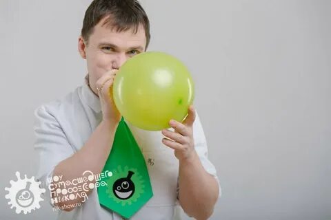 Дети надувают шарик