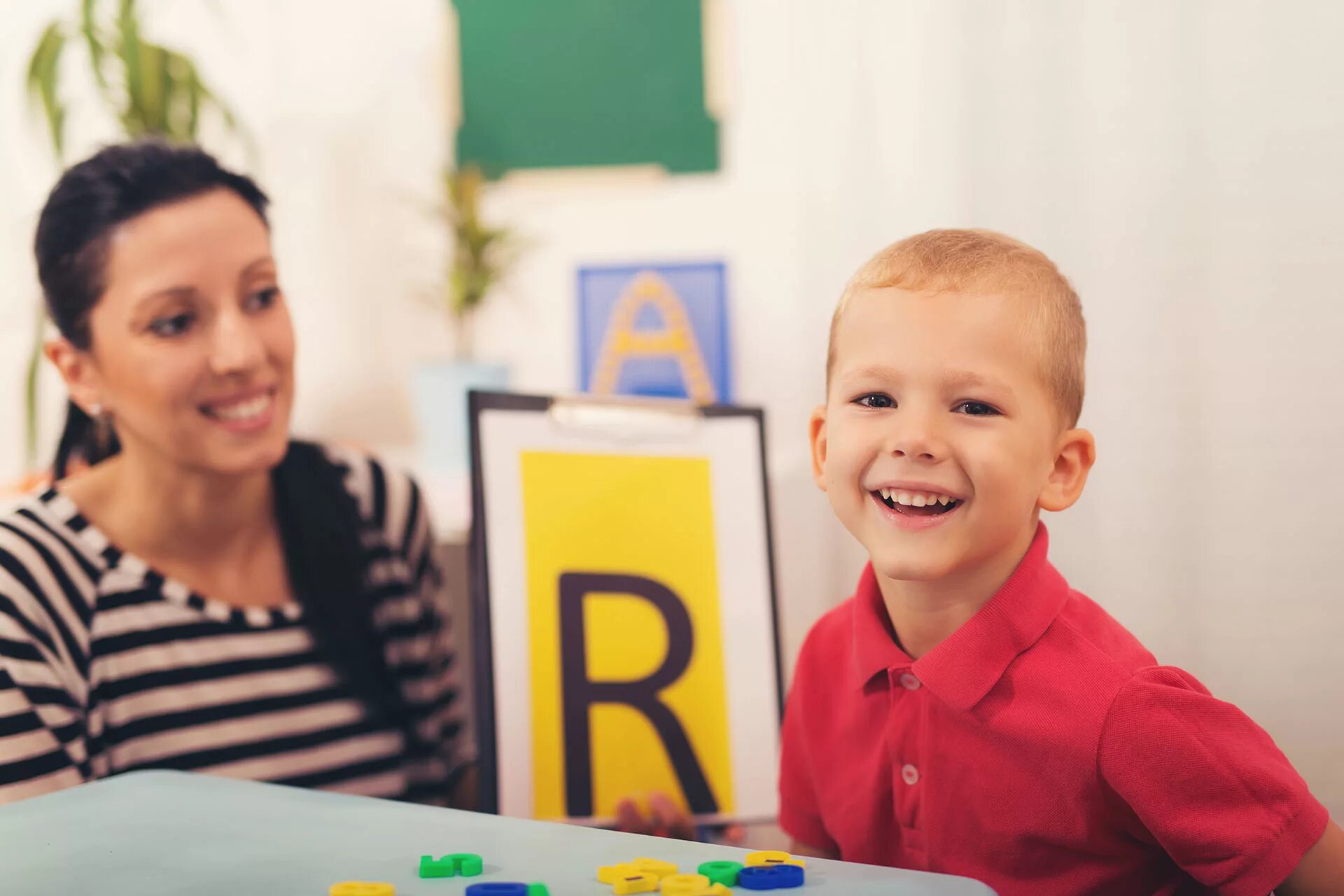 индивидуальное занятие постановка звуков. постановка звука с помощью шпателя. занятия с логопедом для детей. занятие с логопедом видеоролик. сахаровская постановка звука ш.