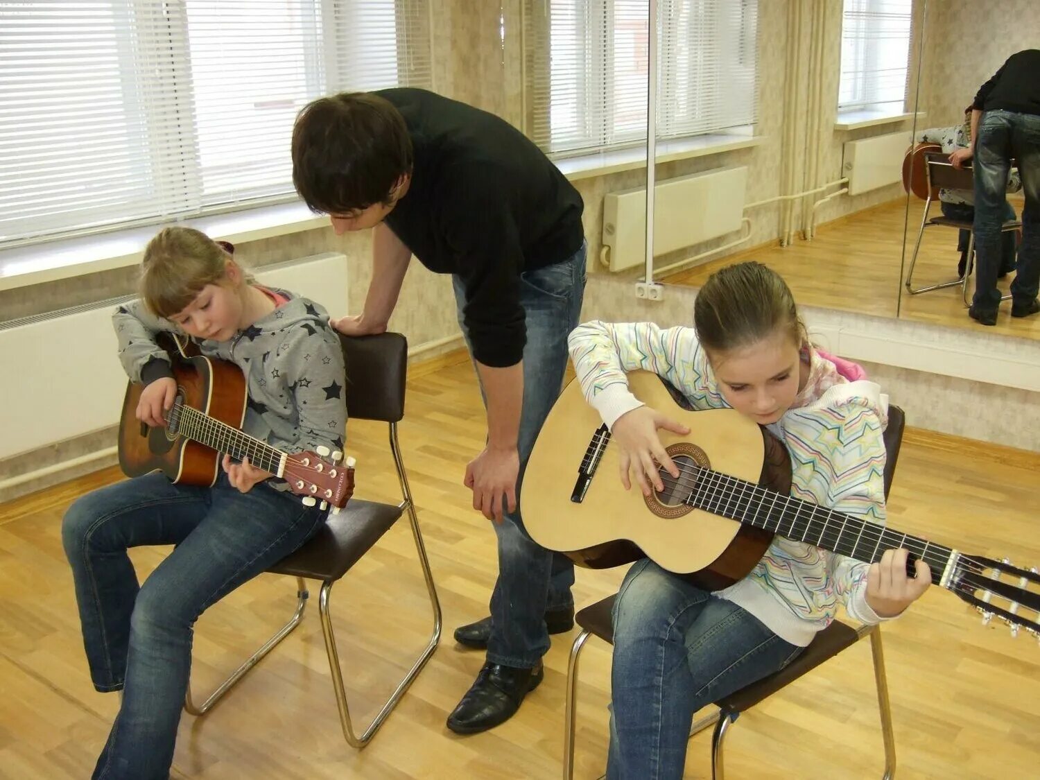 Урок гитары 3. Кружок гитары для детей. Уроки гитары. Музыкальная школа гитара. Школа гитары.