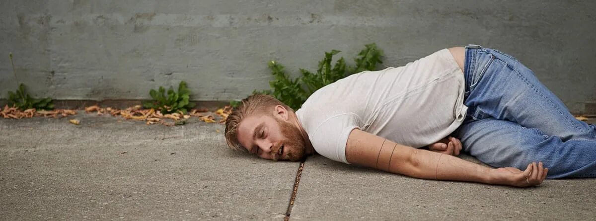 Эмбер херд и джонни. Пьяные девушки на кровати. When he passed out. When he passed out. When he passed out.