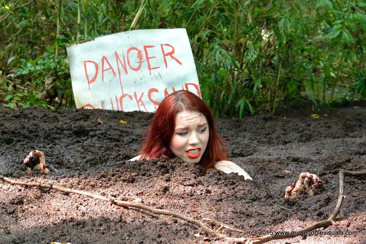 Girl in quicksand. Девочка в болоте Quicksand 2.